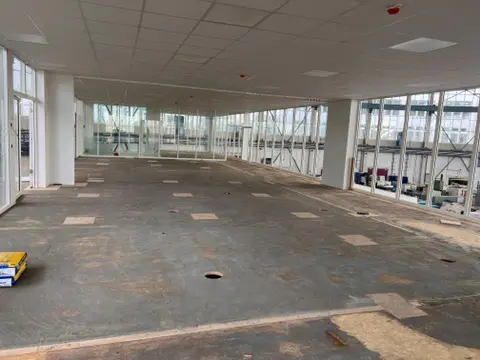 Bürofläche mit zurückgebautem Altbelag vor der Neuverlegung