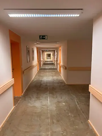 Flur mit vorbereitetem Untergrund vor der Bodenverlegung